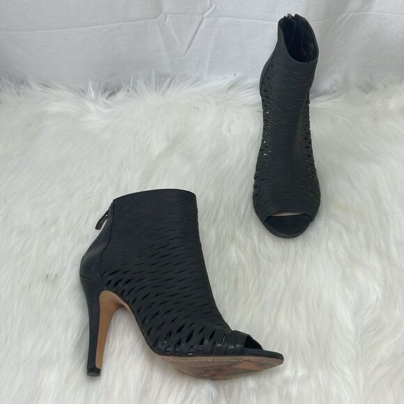 Vince Camuto Krandi Laser Cut Leather Heeled Booties Sz 5.5 - Picture 2 of 7